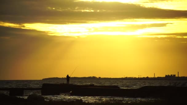 Homem Pescando Pôr Sol Mágico Mar — Vídeo de Stock