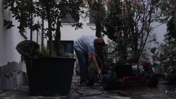 Cinematic Shot Van Monteur Wassen Kart Zijn Achtertuin — Stockvideo