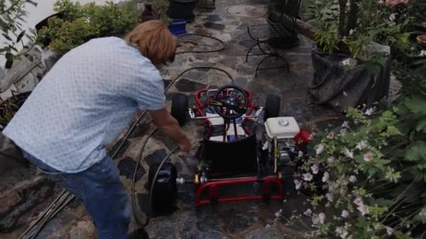 Top Shot Mechanic Washing Kart His Backyard — Stock Video