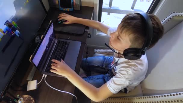 Ένα 11Χρονο Αγόρι Φλυαρεί Και Πηδάει Ακουστικά Ενώ Παίζει Βιντεοπαιχνίδια — Αρχείο Βίντεο