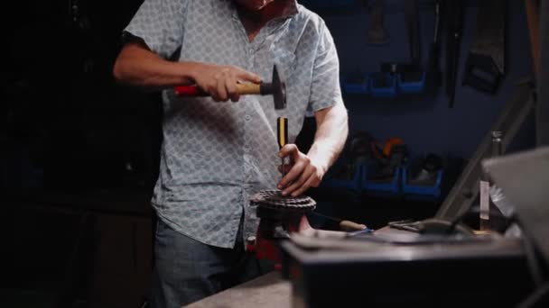 Filmaufnahme Eines Mechanikers Der Mit Einem Schraubenzieher Eine Kette Aufbricht — Stockvideo