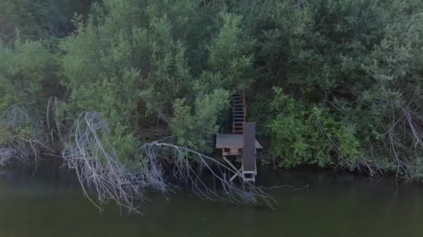 在加利福尼亚俄罗斯河上的一个古老的木制船坞 用来捕鱼或发射小船 空中视差 带有镜头照明弹 — 图库视频影像
