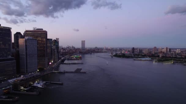 Aerial View East River Brooklyn Bridge Dusk Nyc Usa — Stock Video