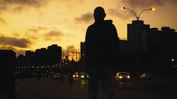 Αυτοκίνητα Νύχτα Στο Μοντεβιδέο Ουρουγουάη Ένα Ηλιοβασίλεμα — Αρχείο Βίντεο