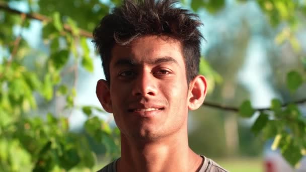 Sulking Witaminy Wygrzewanie Słońcu Srilankan Nastolatek Uśmiecha — Wideo stockowe