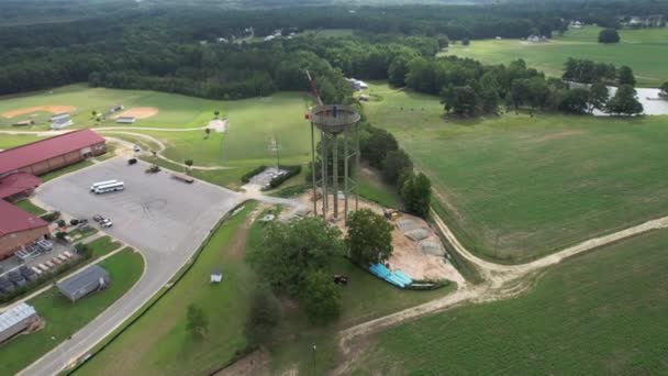 Inclinación Cinematográfica Hacia Abajo Drone Disparo Una Torre Agua Construcción — Vídeo de stock