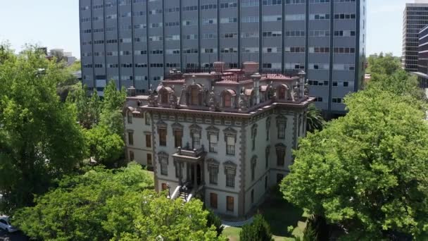 Brede Omgekeerde Pullback Luchtfoto Van Het Stanford Mansion Sacramento — Stockvideo