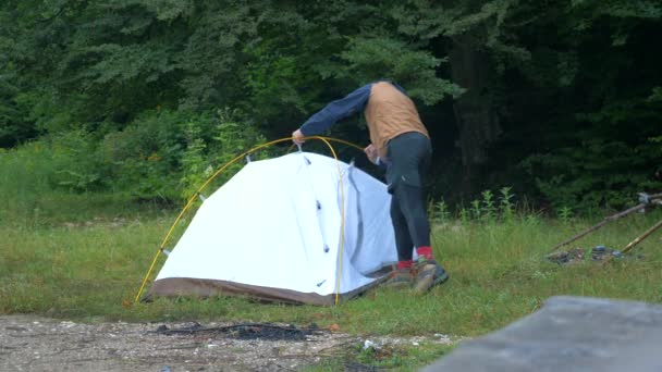 Seorang Pria Membongkar Tenda Tempat Perkemahan — Stok Video