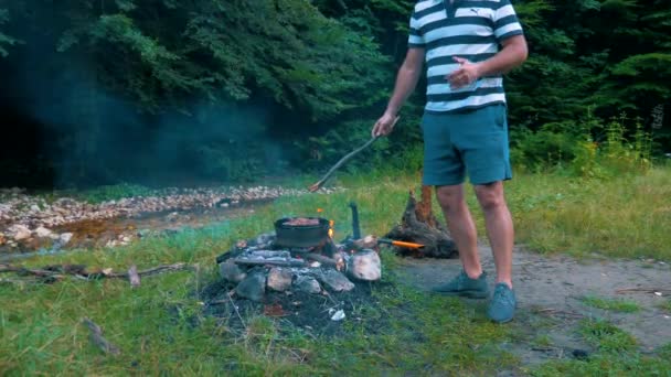 Homme Avec Barbecue Dans Feu Joie — Video