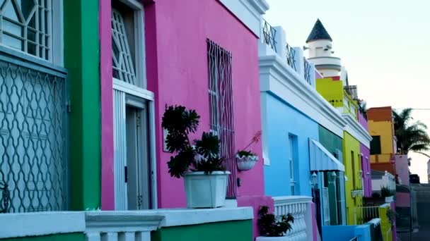 Street Colorfully Painted Houses Side Shot Focus Rking — стоковое видео