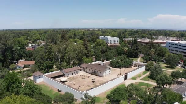 Ampia Panoramica Aerea Del Vecchio Piazzale Commerciale Sutter Fort Sacramento — Video Stock