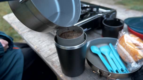 Adam Kahve Makinesi Hazırlıyor Sıcak Dökülüyor — Stok video