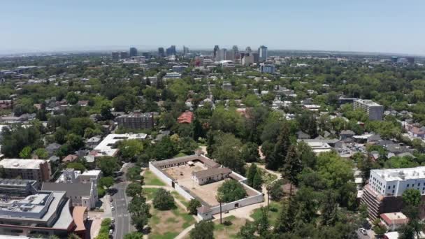 Luftaufnahme Von Sutters Fort Mit Downtown Sacramento Hintergrund — Stockvideo