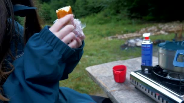 Kampında Ekmek Yiyen Bir Kadın — Stok video