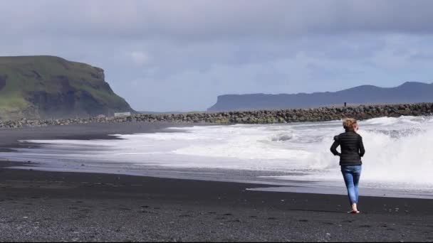 Mulher Black Beach Islândia Caminhada — Vídeo de Stock