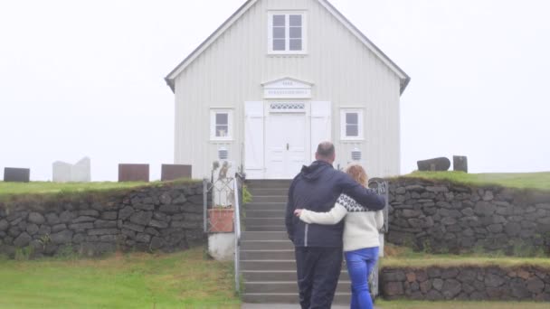 Island Muž Žena Při Pohledu Kostel — Stock video