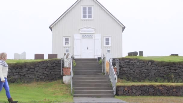 Mulheres Caminhando Esquerda Para Direita Islândia Igreja — Vídeo de Stock