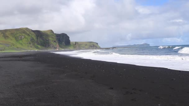 Man Och Kvinna Som Håller Händerna Gående Islands Strand — Stockvideo