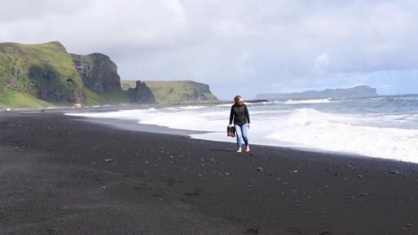 Mulher Caminhando Direção Câmera Islândia Black Beach — Vídeo de Stock