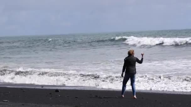 Kvinna Island Black Beach Walking Med Vågor — Stockvideo