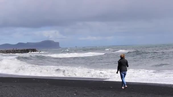 Kvinna Vandrar Island Black Beach Bort — Stockvideo