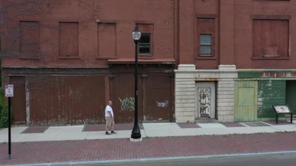 Hombre Caminando Calle Abandonada Izquierda Derecha — Vídeo de stock