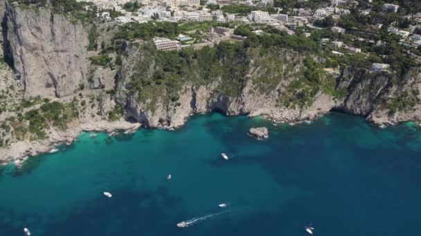 Malownicze Klify Morskie Tropikalnej Wyspy Turystycznej Capri Włochy Aerial Tilt — Wideo stockowe