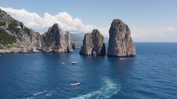 Лодки Скале Фаральони Капри Италия — стоковое видео