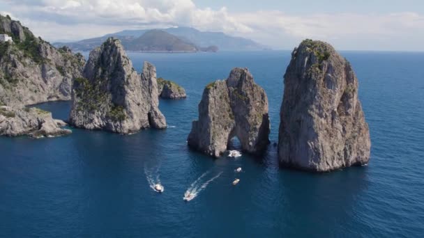 Faraglioni Arch Rock Formations Capri Island Coast Itálie Aerial — Stock video