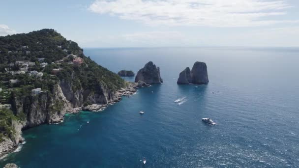 Atemberaubende Klippen Der Küste Bei Faraglioni Auf Der Insel Capri — Stockvideo