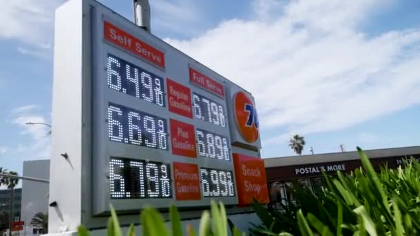 Hohe Gaspreise Auf Einem Tankstellenschild Kalifornien Niedriger Winkel Mittlerer Schuss — Stockvideo