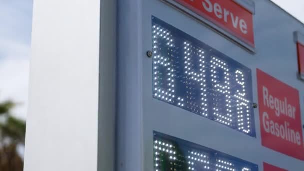 California Benzin Stasyonu Tabelasında Yüksek Benzin Fiyatları Yakın Kapalı Normal — Stok video