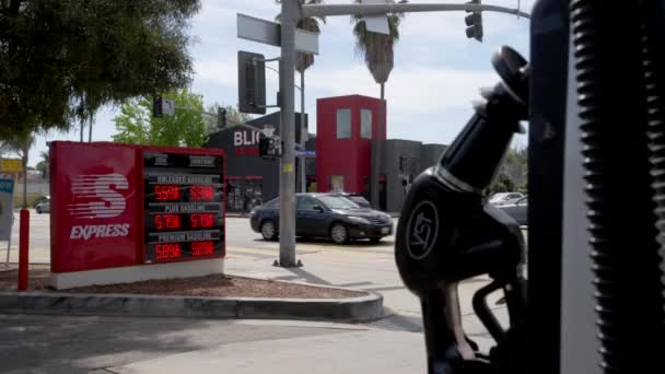 Gaspumpengriff Mit Gaspreisschild Hintergrund Gaspumpe Vordergrund Kalifornien — Stockvideo