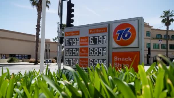 Hohe Benzinpreise Auf Einem Tankstellenschild Kalifornien Kamera Eingeschaltet — Stockvideo