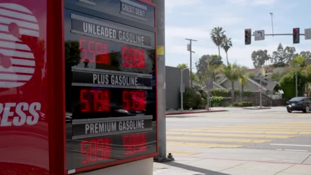 Hoge Gasprijzen Een Benzinestation Sign Verkeer Achtergrond Regelmatig Medium Shot — Stockvideo