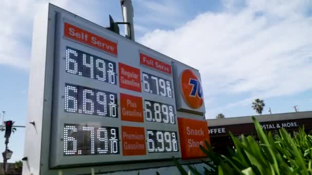 Hoge Gasprijzen Een Tankstation Aanmelden Californië Lage Hoek Met Lucht — Stockvideo