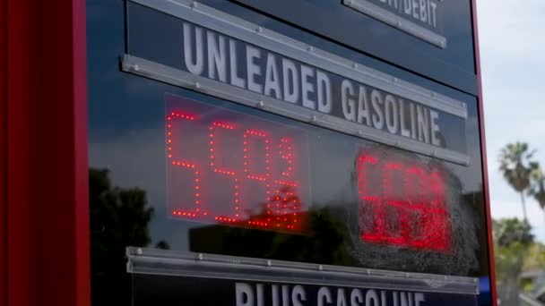 ガソリンスタンドの看板に高いガス価格 59通常 スローモーション — ストック動画