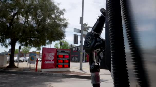 Gaspumpengriff Mit Gaspreisschild Hintergrund Low Angle Cinematic Camera Move Kalifornien — Stockvideo