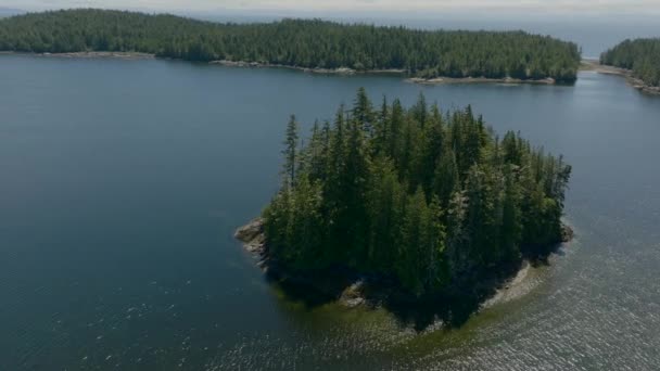 Droneopptak Som Sirkler Rundt Liten Blå Bukt Med Solen Reflekterende – stockvideo