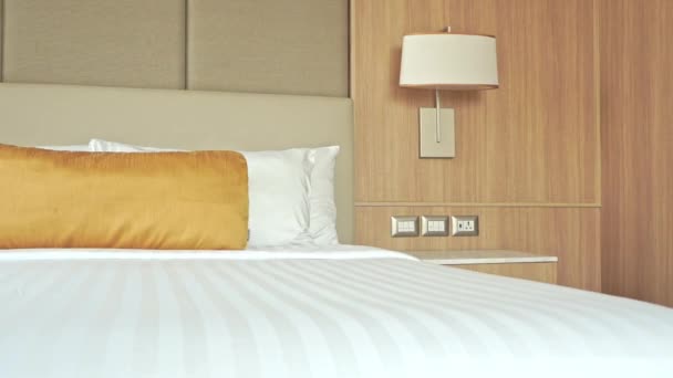 Close Pan Een Groot Comfortabel Hotelbed Versierd Met Een Gouden — Stockvideo