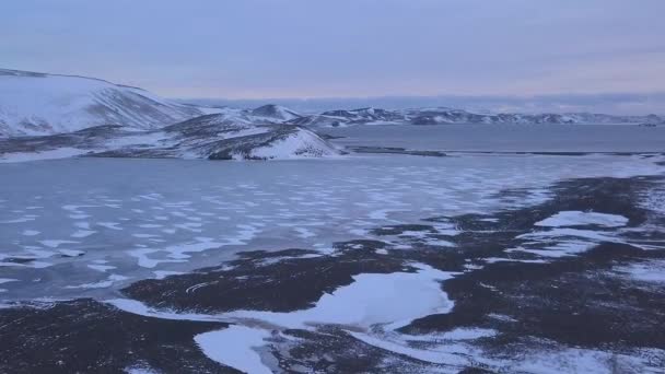 Drone Che Vola Verso Lago Ghiacciato Circondato Montagne Innevate — Video Stock