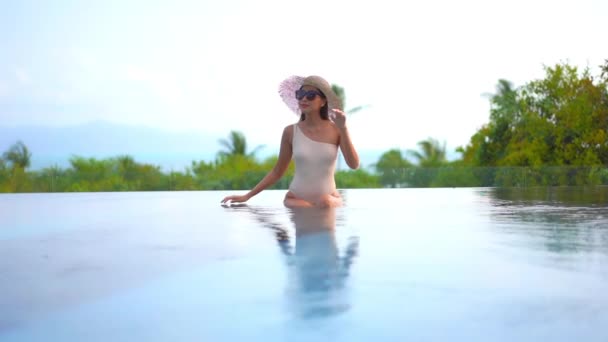 Classy Slender Female Swimsuit Summer Hat Edge Infinity Pool Tropical — Stock Video