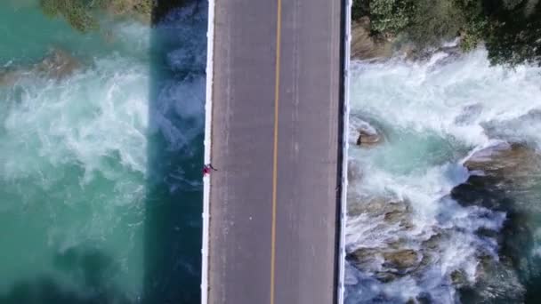 Subiendo Revelando Puente Debajo Río Turquesa Una Cascada — Vídeos de Stock