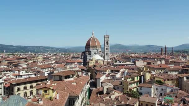 イタリアフィレンツェの絵のような町の広場大聖堂の空中アプローチ — ストック動画