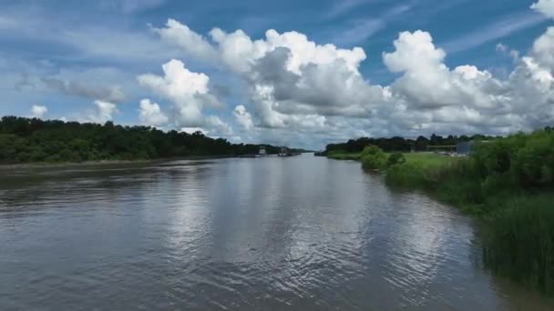 Ocupado Canal Industrial Com Barcaças Empurrar Barcos Louisiana — Vídeo de Stock