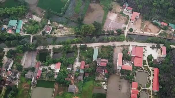 Luftaufnahme Eines Urlaubsorts Einem Vietnamesischen Dorf Und Den Umliegenden Reisfeldern — Stockvideo
