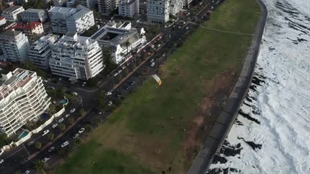 Parapente Aterrizando Campo Junto Océano Ciudad Cape Town Sudáfrica — Vídeos de Stock