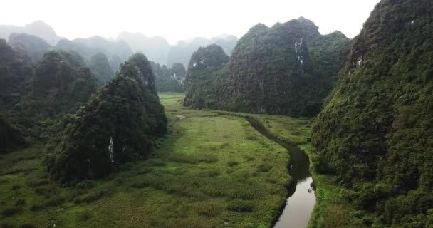 Fling Por Encima Río Que Atraviesa Exuberante Campo Montañoso Verde — Vídeos de Stock