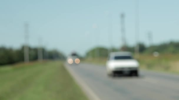 Mężczyzna Wskazuje Kciuk Autostopem Poboczu Drogi Zbliżenie — Wideo stockowe