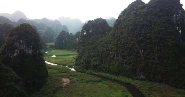 在Ngo Dong河之后的几座大石灰岩山之间飞行 — 图库视频影像